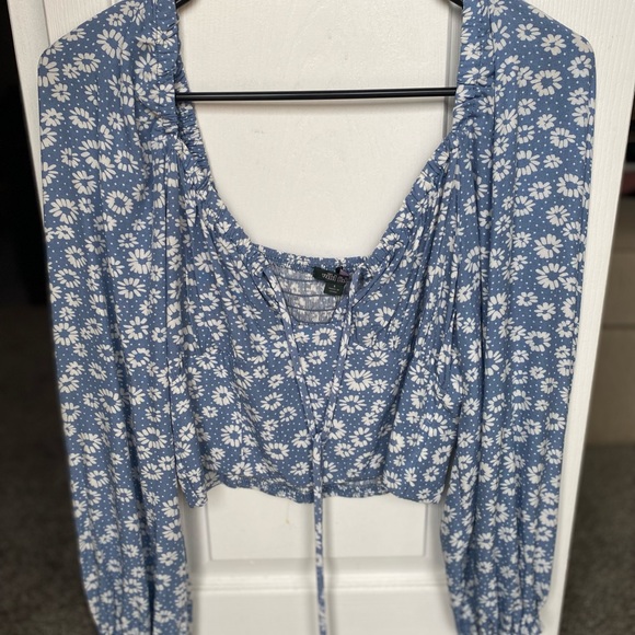 blue floral long puffy sleeved shirt never worn - Picture 3 of 4
